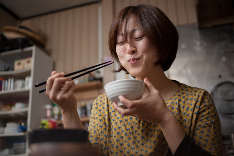 קובץ:Japanese-woman-eating-happily.jpg