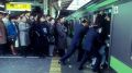 Japonya-metrosunda-tren-ittiricileri-is-basinda.jpg