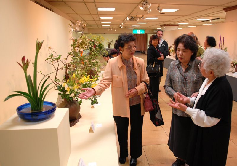 קובץ:Ikebana exhibition.jpg