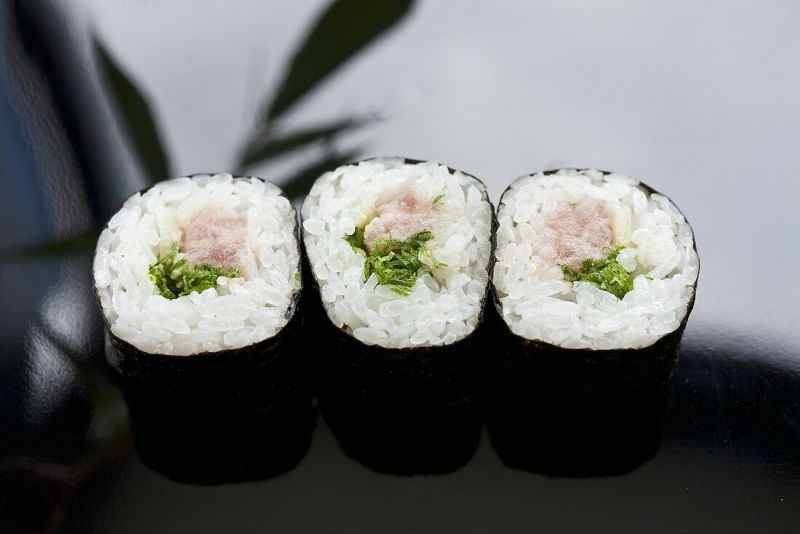 קובץ:Maki-sushi-filled-with-tuna.jpg