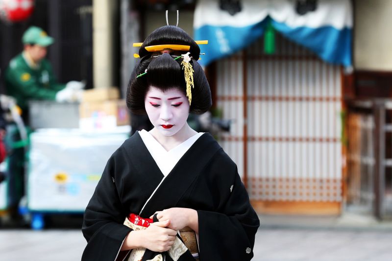 קובץ:00-holding-kyoto-japan-geisha-geiko-maiko.jpg